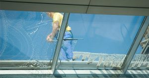 Read more about the article Die besten Methoden zur Fensterreinigung: Streifenfreier Glanz für Ihr Zuhause